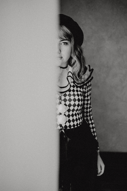 portrait-frau-harlekin-beret-studio-schwarzweiss-kaiserslautern.jpg
