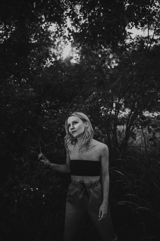 portrait-frau-wald-natur-schwarzweiss-kaiserslautern.jpg