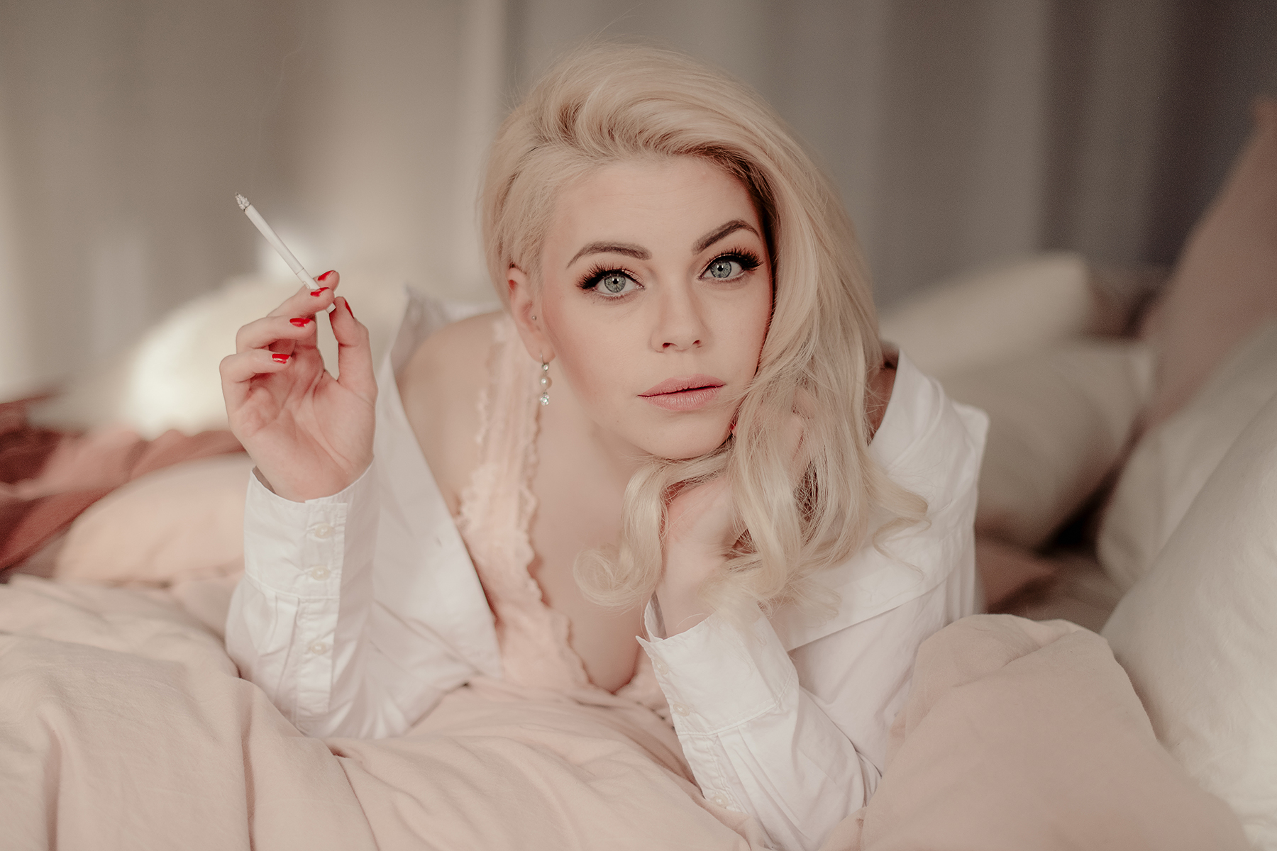 boudoir-glamour-portrait-frau-zigarette-bett-fotoshooting-kaiserslautern.jpg