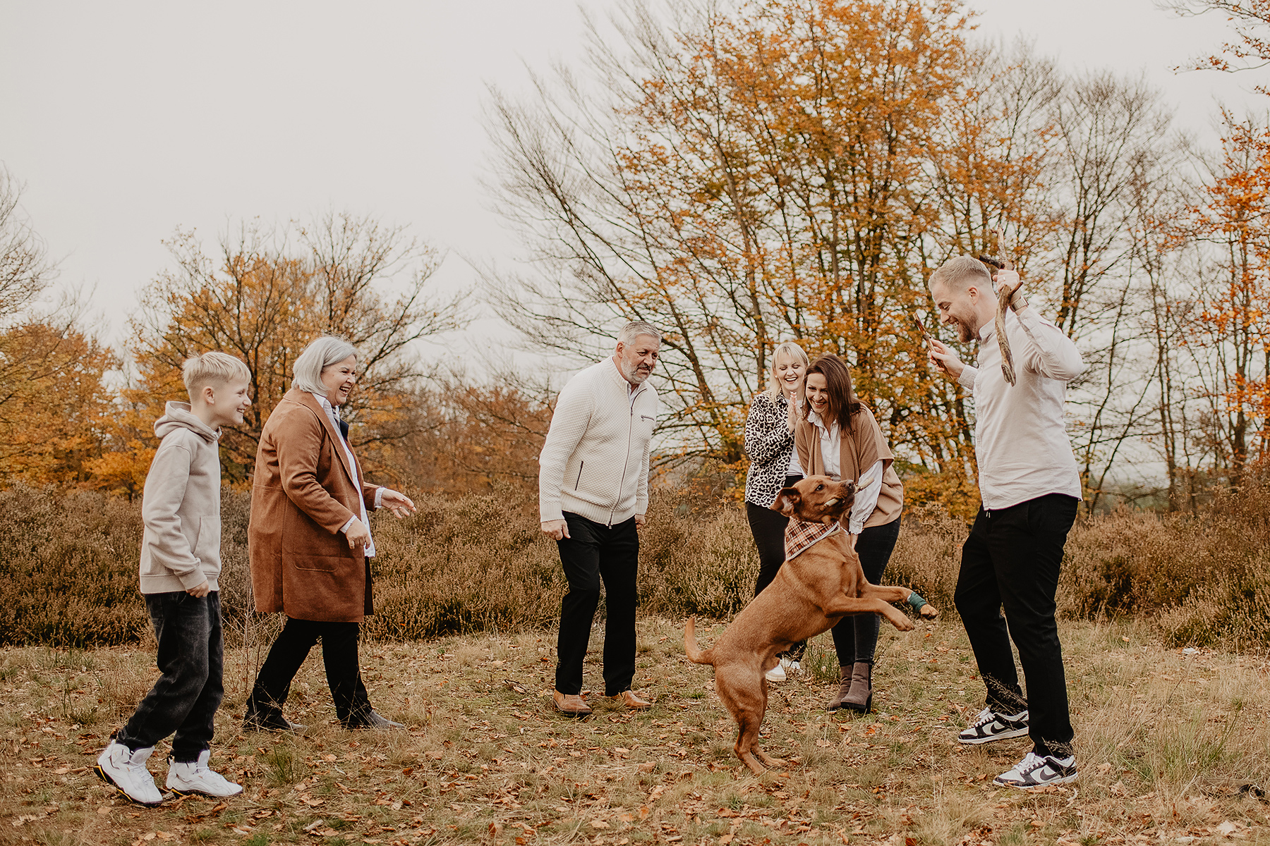 familienshooting-herbst-hund-bewegung-outdoor-landstuhl.jpg
