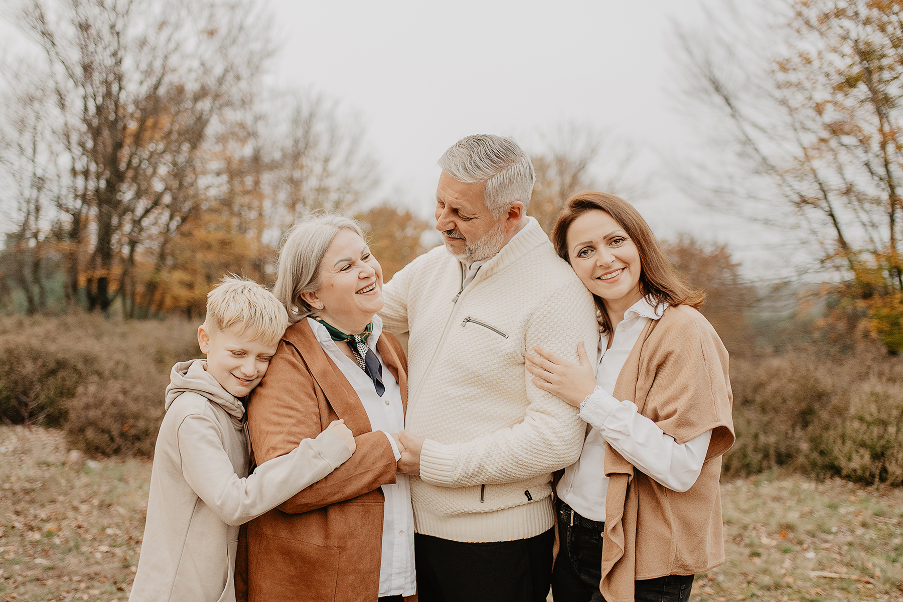 familienshooting-mehrgenerationen-herbst-heide-umarmung-landstuhl.jpg