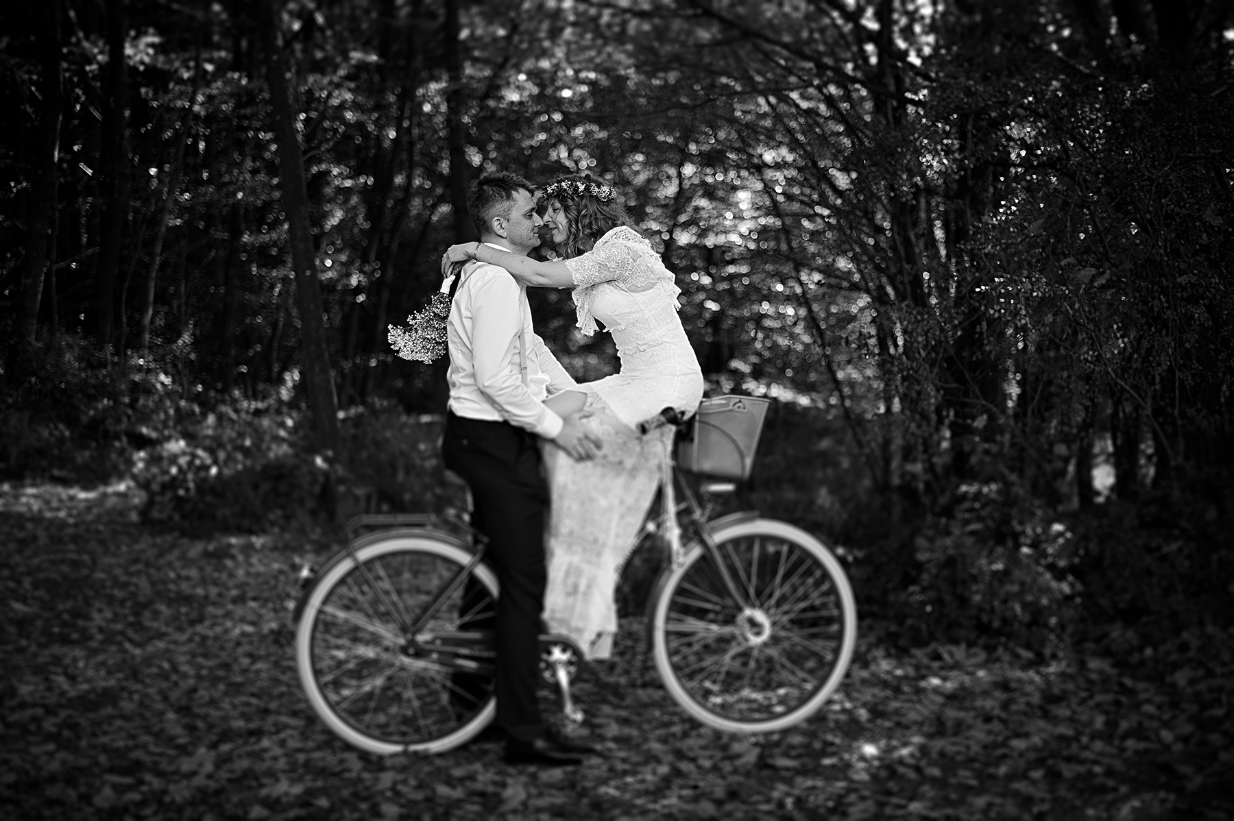 hochzeit-brautpaar-fahrrad-wald-schwarzweiss-hochzeitsfotograf-landstuhl.jpg