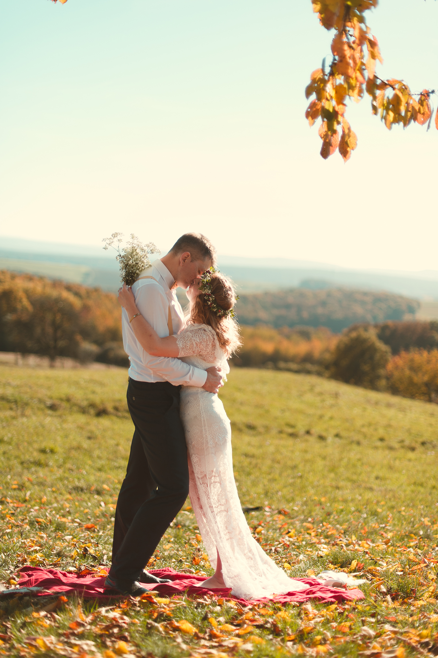 hochzeit-brautpaar-herbst-wiese-blumenkrone-hochzeitsfotograf-mehlingen.jpg