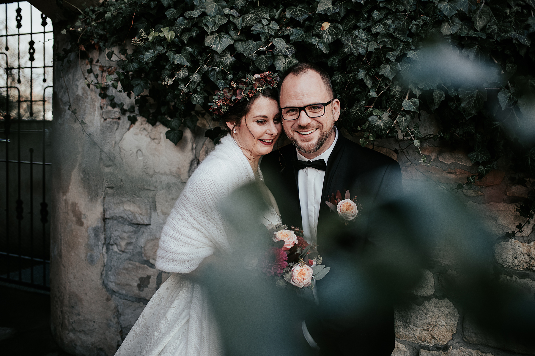 hochzeit-brautpaar-steinmauer-blumenkrone-hochzeitsfotograf-kaiserslautern.jpg