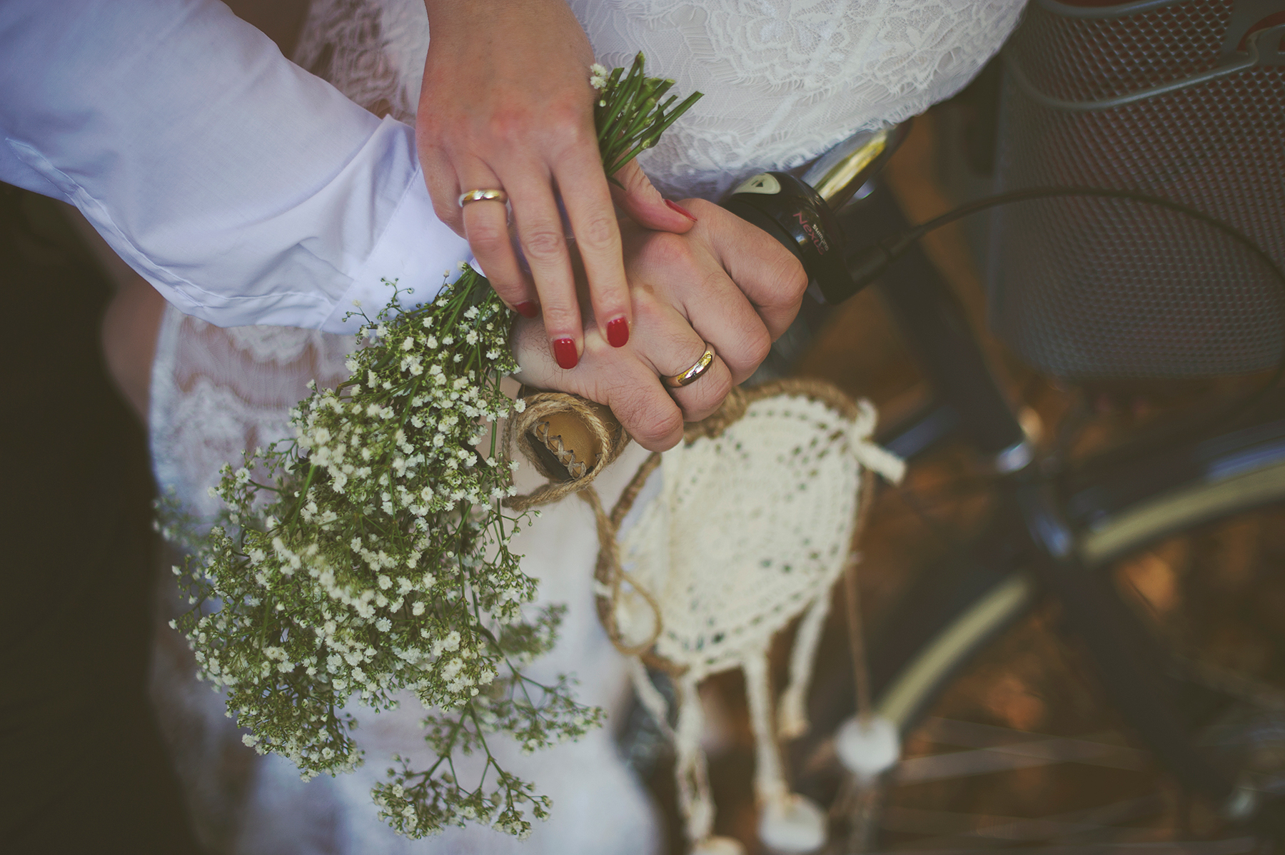 hochzeit-detail-haende-fahrrad-schleierkraut-hochzeitsfotograf-landstuhl.jpg
