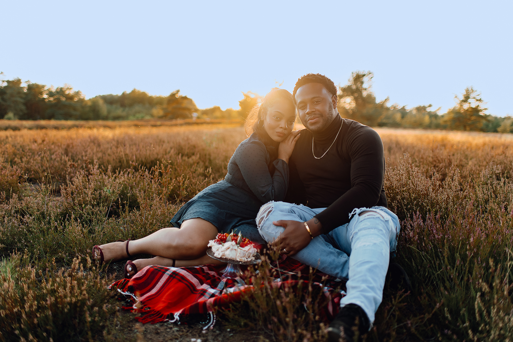 paarshooting-heide-torte-sonnenuntergang-sitzend-landstuhl.jpg