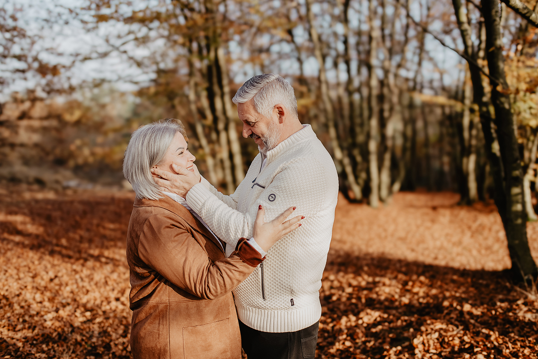 paarshooting-senioren-wald-herbst-umarmung-kaiserslautern.jpg
