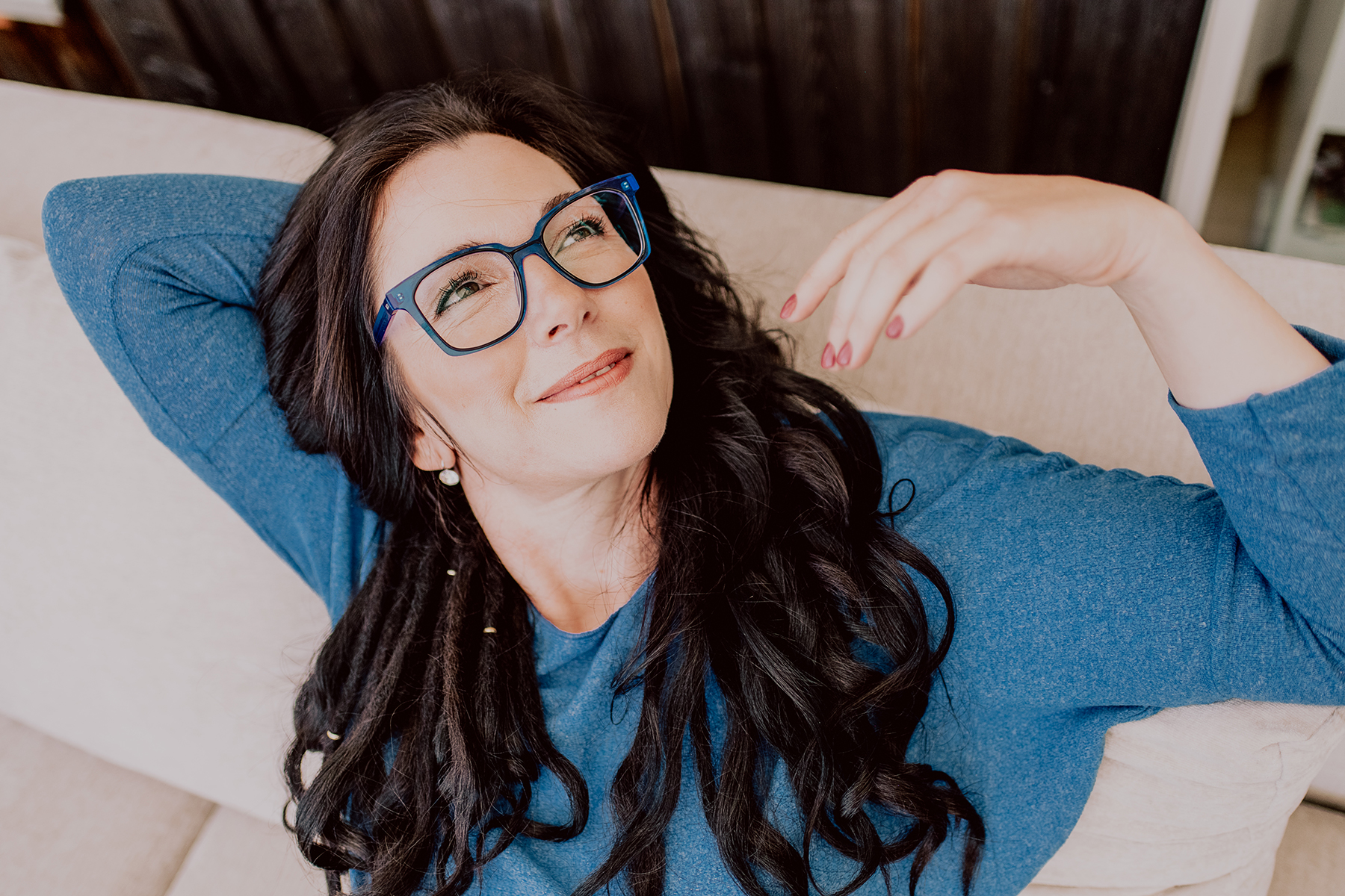portrait-frau-brille-couch-lachen-lifestyle-kaiserslautern.jpg