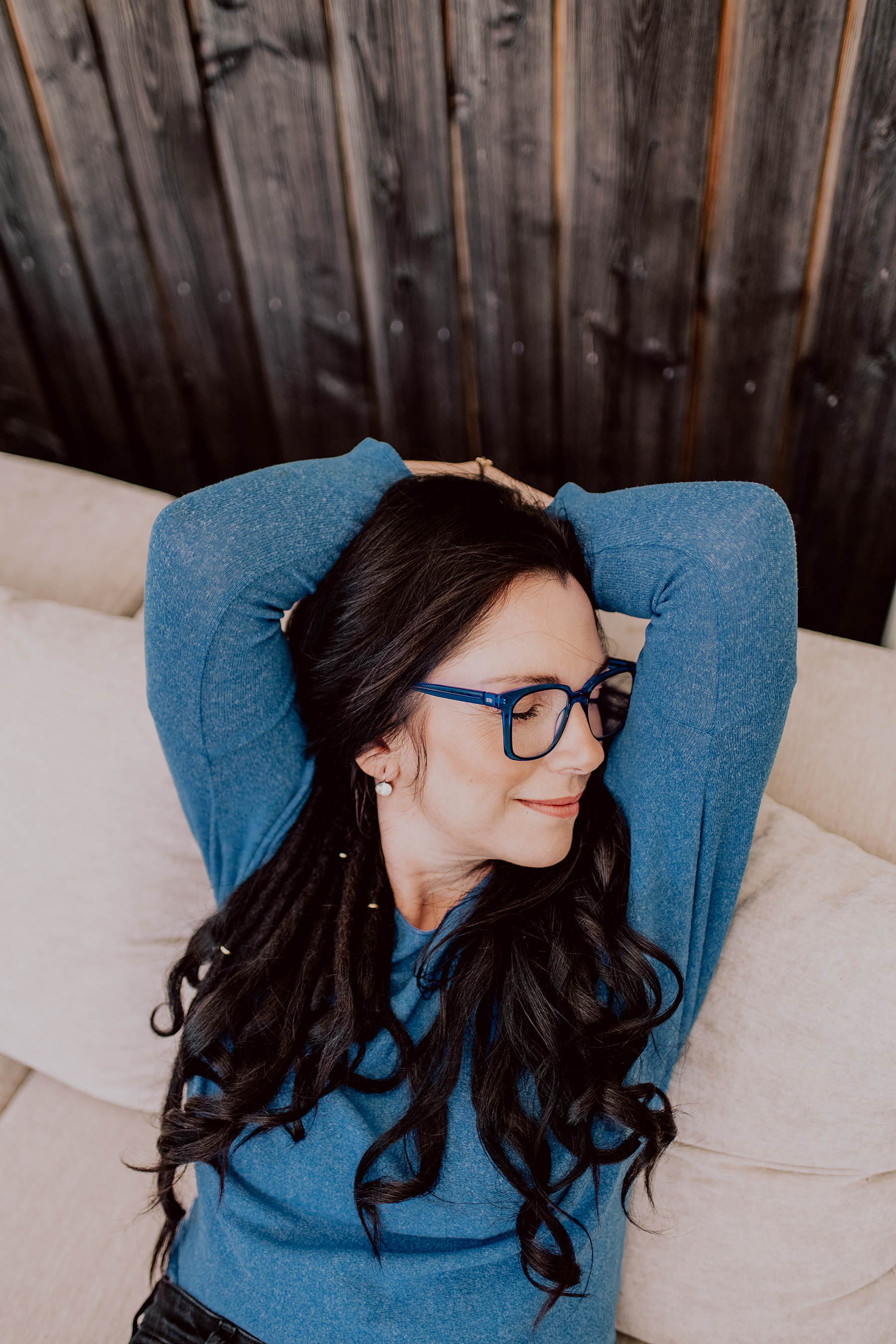 portrait-frau-brille-couch-liegend-schwarzweiss-lifestyle-kaiserslautern.jpg