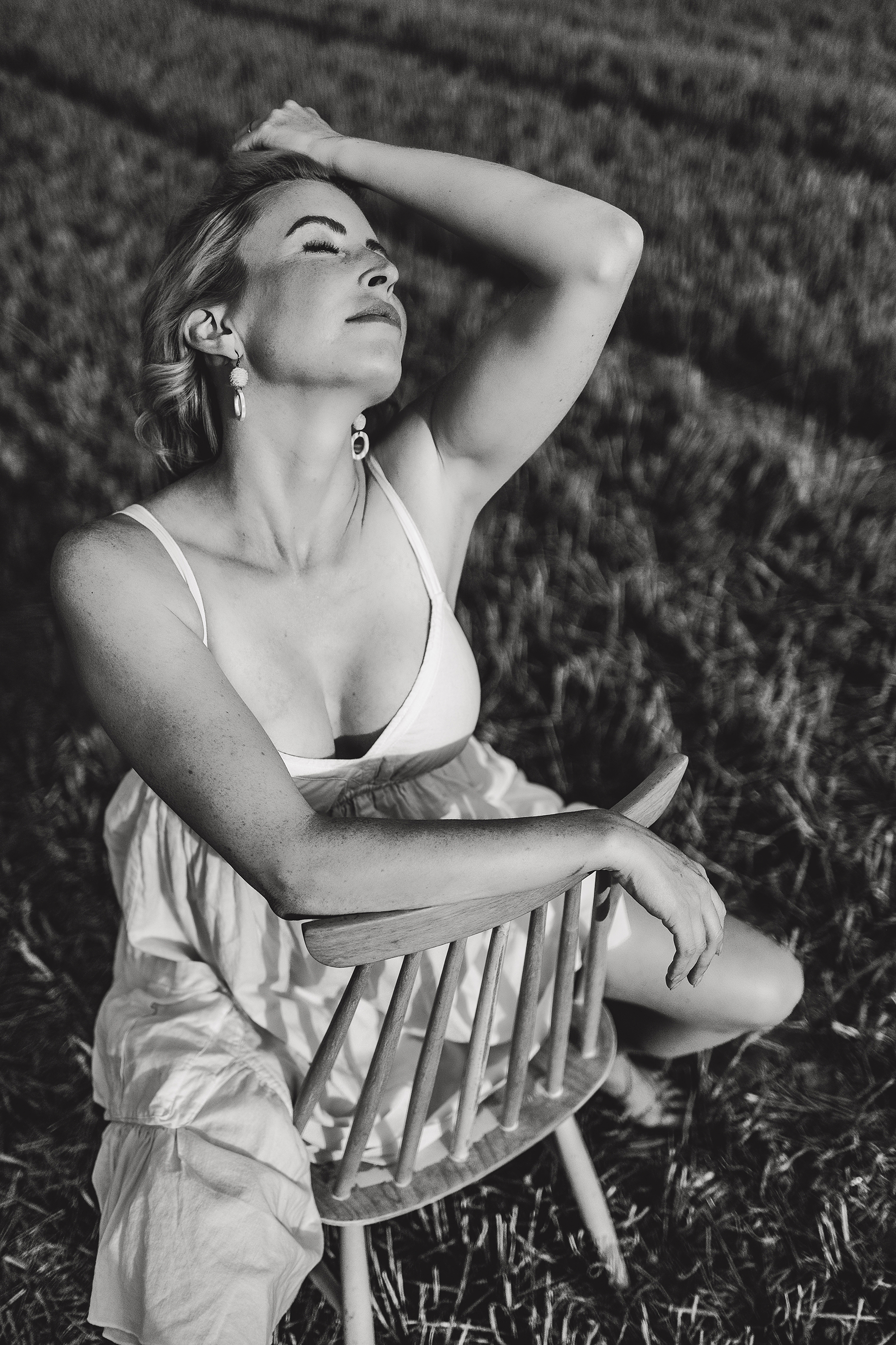portrait-frau-feld-stuhl-schwarzweiss-fotoshooting-landstuhl.jpg