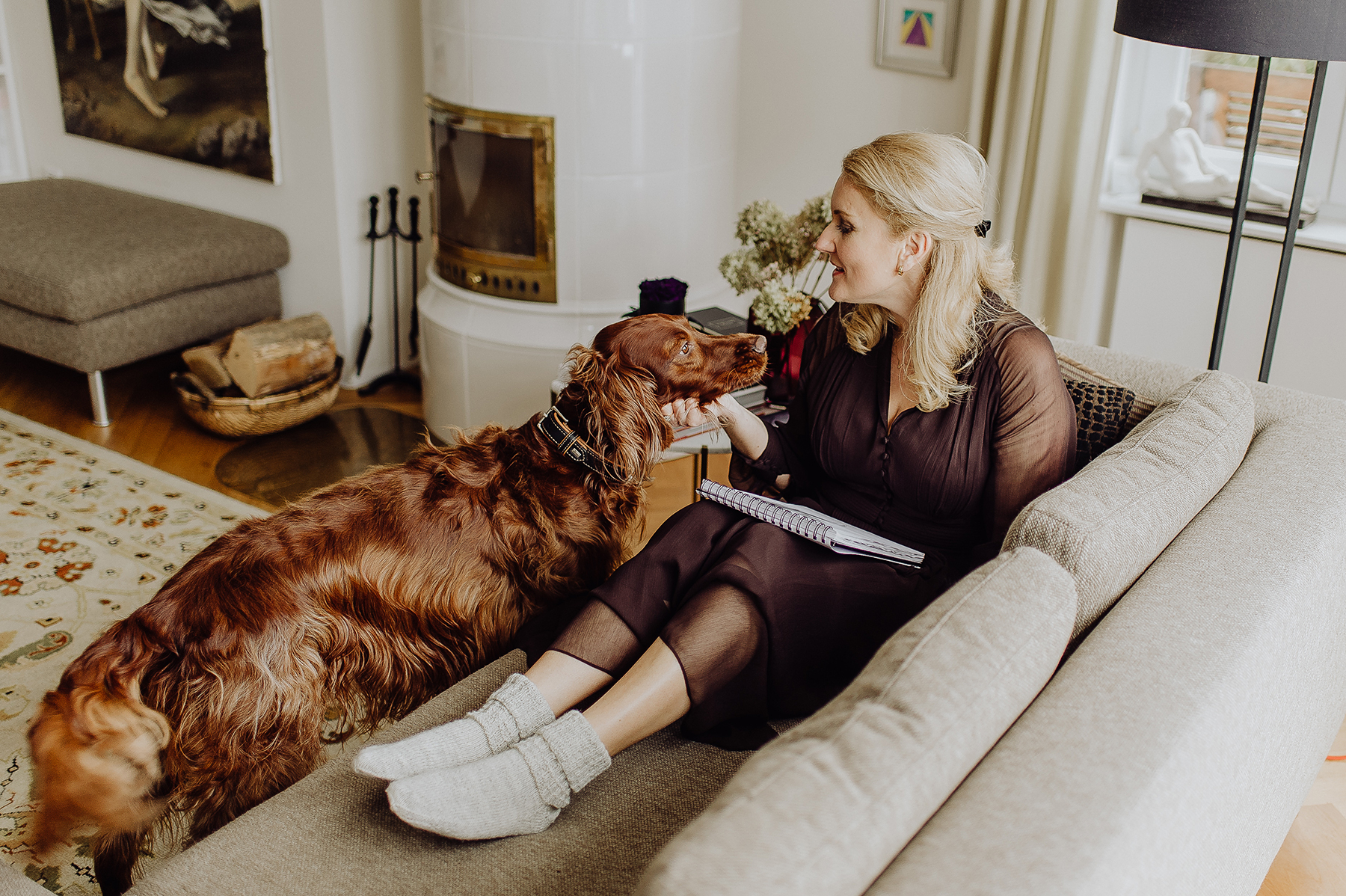 portrait-frau-hund-setter-couch-lifestyle-kaiserslautern.jpg