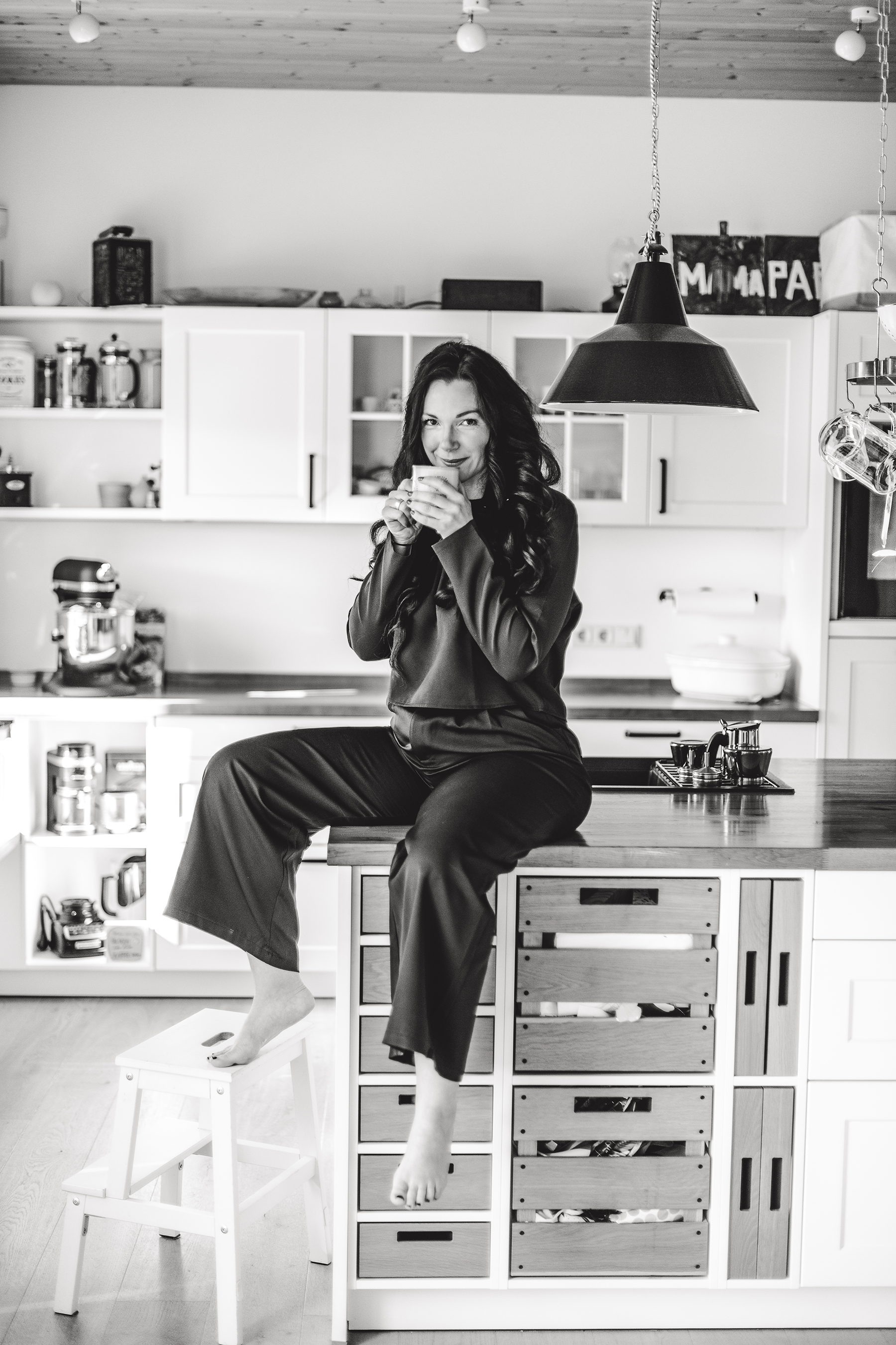 portrait-frau-kueche-sitzend-schwarzweiss-lifestyle-kaiserslautern.jpg