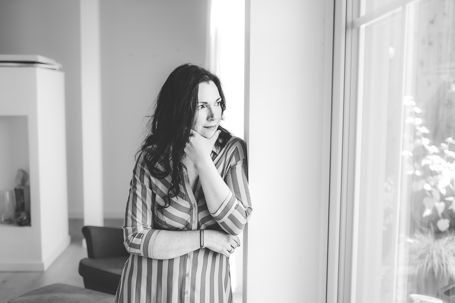 portrait-frau-streifen-fensterlicht-schwarzweiss-lifestyle-kaiserslautern.jpg