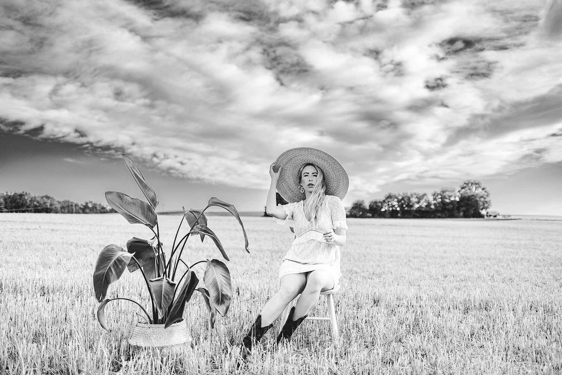 portrait-frau-weizenfeld-strohhut-schwarzweiss-fotoshooting-landstuhl.jpg