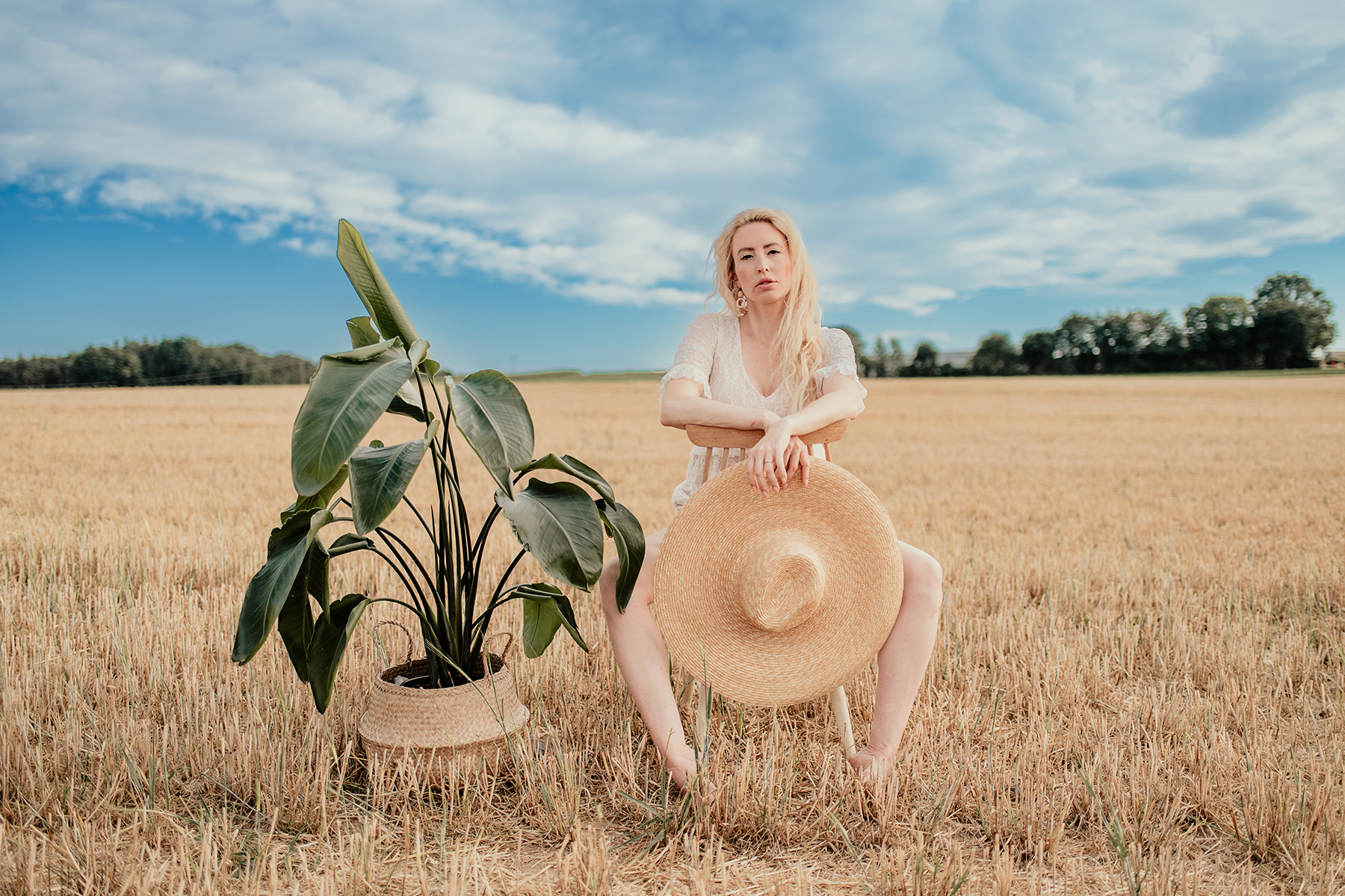 portrait-frau-weizenfeld-strohhut-sommer-fotoshooting-landstuhl.jpg