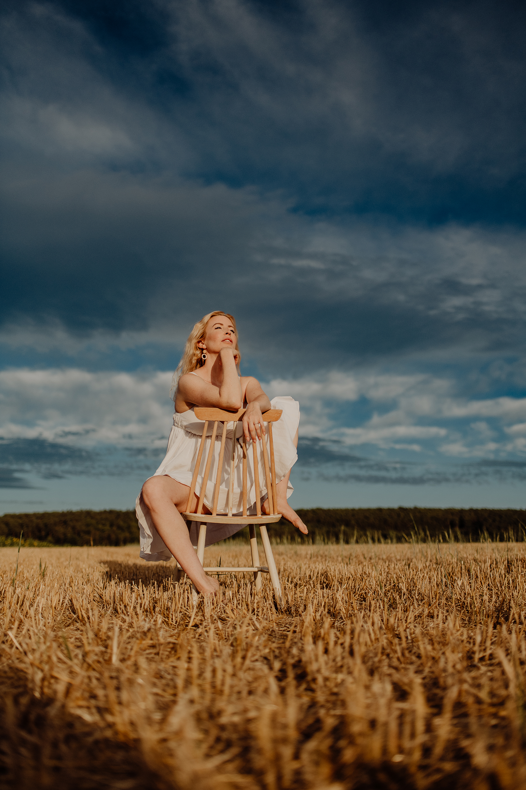portrait-frau-weizenfeld-stuhl-himmel-fotoshooting-landstuhl.jpg