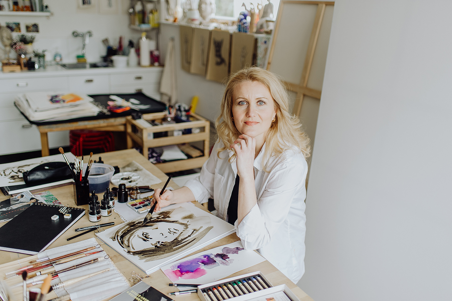 portrait-kuenstlerin-atelier-aquarell-arbeitsplatz-kaiserslautern.jpg