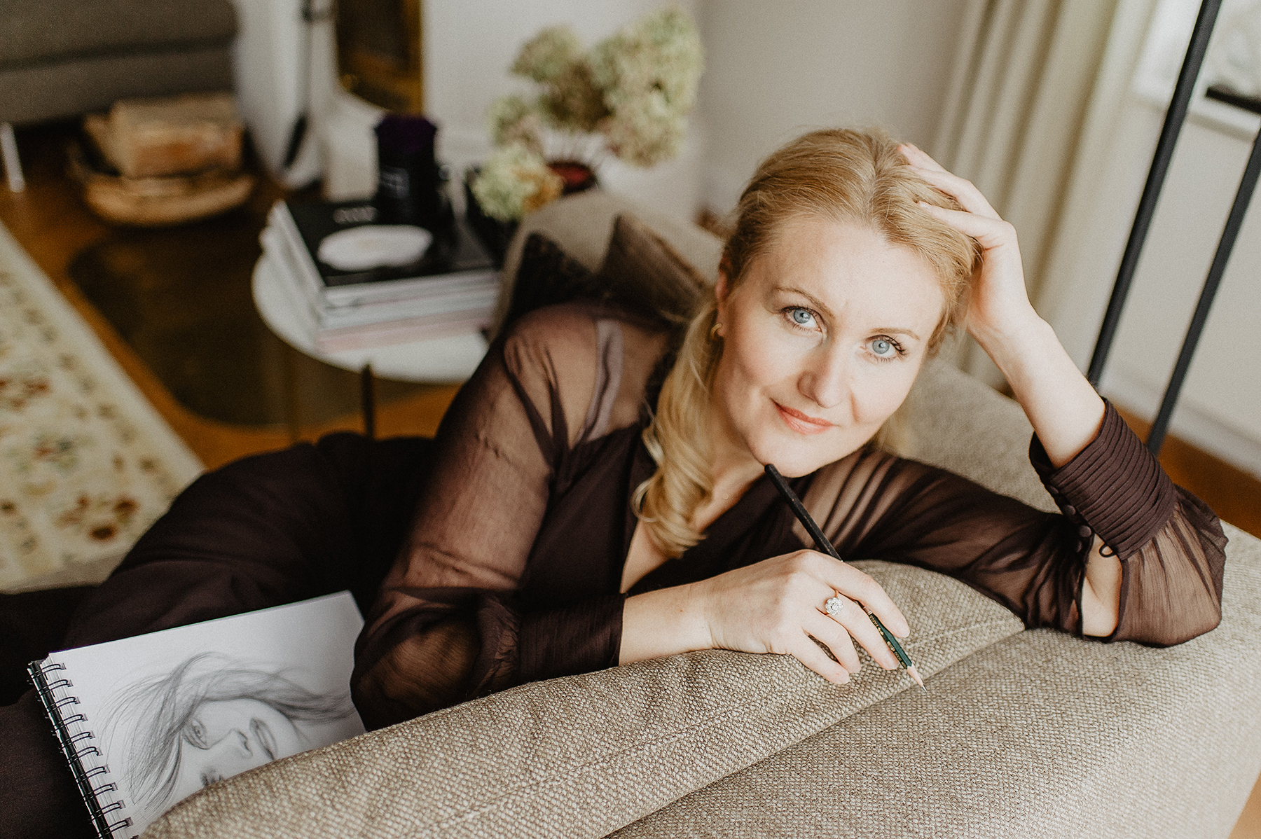 portrait-kuenstlerin-skizzenbuch-couch-lifestyle-kaiserslautern.jpg